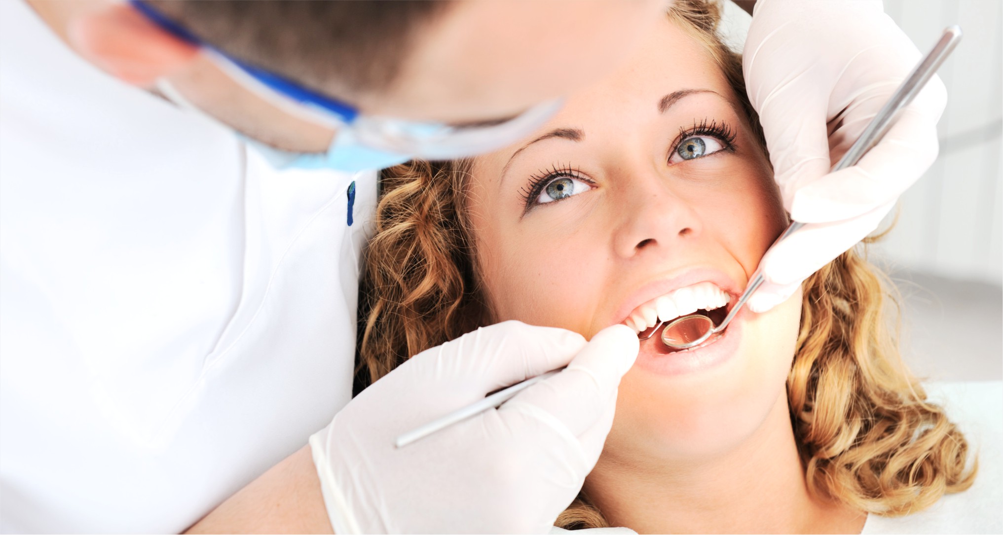 dentysta w trakcie leczenia protetycznego